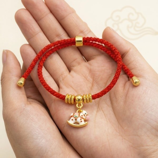 สร้อยข้อมือเชือกแดง ด้ายแดงมงคล + จี้ม้าโยก เสริมโชคลาภ ความก้าวหน้า ความสำเร็จ ปรับขนาดได้ สายมู น่ารัก
