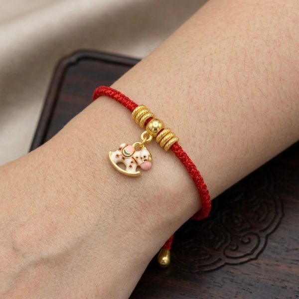 สร้อยข้อมือเชือกแดง ด้ายแดงมงคล + จี้ม้าโยก เสริมโชคลาภ ความก้าวหน้า ความสำเร็จ ปรับขนาดได้ สายมู น่ารัก