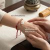 สร้อยข้อมือเชือกแดง ด้ายแดงมงคล + ด้าย 5 สี จี้หยกก้อนเมฆ เสริมโชคลาภ การเงิน ความสมดุล ฮวงจุ้ย ปรับขนาดได้ สายมู