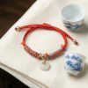 สร้อยข้อมือเชือกแดง ด้ายแดงมงคล + ด้าย 5 สี จี้หยกก้อนเมฆ เสริมโชคลาภ การเงิน ความสมดุล ฮวงจุ้ย ปรับขนาดได้ สายมู