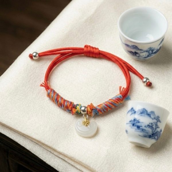 สร้อยข้อมือเชือกแดง ด้ายแดงมงคล + ด้าย 5 สี จี้หยกก้อนเมฆ เสริมโชคลาภ การเงิน ความสมดุล ฮวงจุ้ย ปรับขนาดได้ สายมู